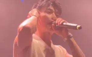演出现场女粉丝求助：有人乱摸！满舒克中止表演“捉狼”