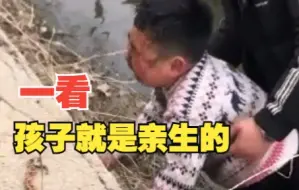 小男孩学骑自行车冲进臭水沟大哭 爸爸下一秒的操作笑翻网友