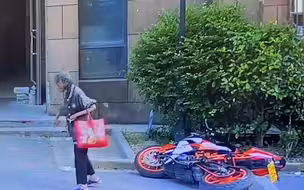 看法｜上海老人故意推倒摩托车损失近万元 却索赔无望 ？车主该找谁来赔