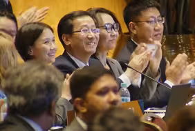 通过！“春节”申遗成功，全场响起热烈掌声 多国代表上前祝贺