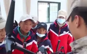 西藏中学生走进边防军营体验部队生活 目光紧盯无人机上手“偷摸”