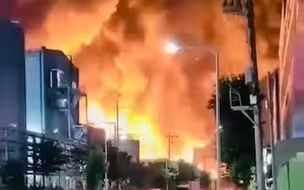 监控曝光！7月5日凌晨，泰国一家化工厂突然爆炸，一对夫妇正看电视瞬间遭冲击