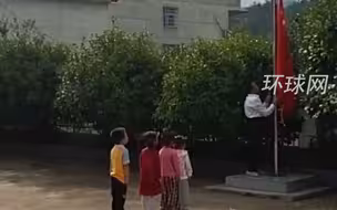 仪式感不能少！乡村小学新学期第一次升旗仪式，在稚嫩的国歌声中举行