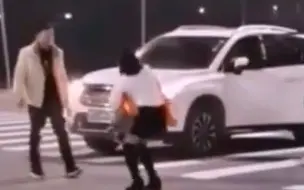 泪目！孩子深夜突然发病，母亲为救孩子当众跪地拦车