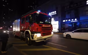 市中心商场餐厅起火多人被困？消防来一场“教科书式”演习