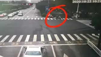 过分！就为了这，长兴一女子竟骑电动车拖行警员数米！