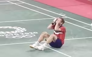 惺惺相惜，语言相通。赛后谌龙与安赛龙交换球衣并用中文表示祝贺