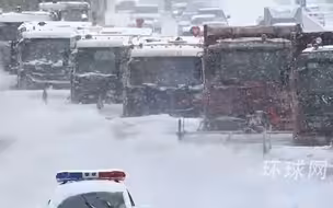 新疆库尔勒天降大雪，警车为扫雪“大部队”开道，“绝不让一片雪花在路上过夜”
