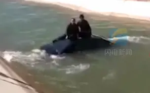 俩男子被困车上顺流而下淡定聊天网友：这是要过河取经吗