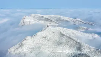 航拍陕西龙头山首场春雪：与云海梦幻同框 似水墨仙境