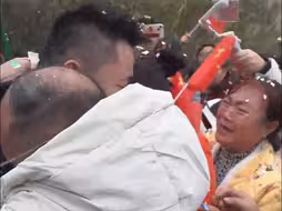 开出租车被乘客错认 意外找到双胞胎兄弟！弟弟彭定一和父母终于见面！父母失声痛哭 抱着他不松手“欢迎回家”！