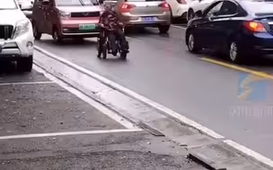老人坐轮椅缓慢前行，后车司机排队耐心等候，无人鸣笛催促