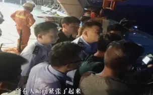 究竟轻生男子发生了什么让现场的警察蜀黍们都紧张了？