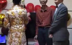 女儿结婚父母哭泣0告别，孙子一句话让全程态度反转：奶奶别假哭