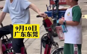 萌娃给经常带他过马路的叔叔买了雪糕表示感谢，还贴心帮叔叔撕开包装袋