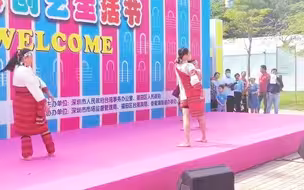 台湾原住民表演赛德克舞蹈，深圳市民打卡拍照