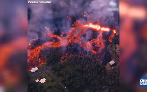 航拍夏威夷基拉韦厄火山喷发 熔岩翻滚场面震撼！