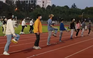 上海高校封闭管理，学生分时分区活动，操场上齐跳《本草纲目》