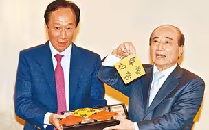 柯文哲再次抱怨郭台铭，而这个国民党大佬又拿老天爷发誓了