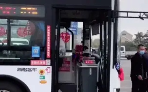 公交车巧变“婚车”，日照这对新人上演别样浪漫！
