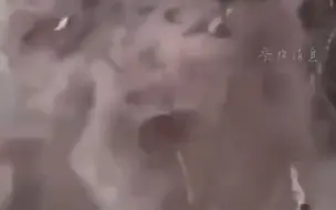 碎石瓦砾倾泻而下 救援人员死里逃生
