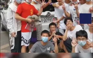 全世界都在祝你们“好运来”！护考交警车牌是985211。网友：连车牌都是金榜题名的形状！