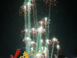 大一男生和朋友一起放水母烟花，绚烂夺目，场面浪漫。