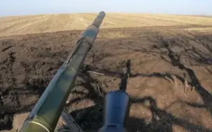 俄国防部发布视频：T-80坦克摧毁乌军指挥所