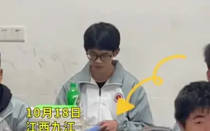 学生晚自习织毛衣被老师没收 听说他要送给