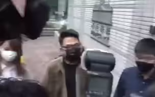 现场！乱港分子黄之锋周庭等三人涉非法集结现身法庭 当场承认控罪