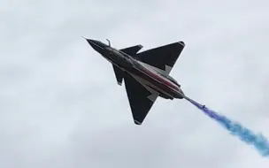 每个画面都很震撼！长春航空展飞行表演不容错过，飞行员还向观众挥手致意