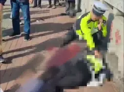 苏州一货拉拉司机违法闯禁区撞伤民警，警方通报：司机已被控制