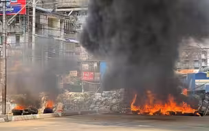 缅甸多地爆发激烈冲突 示威者向军警发射烟花、投掷燃烧瓶