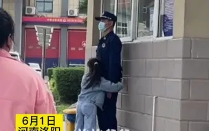 消防员站岗执勤，妻子和女儿路过探望