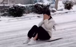 山东蒙阴村民街头坐地滑雪装备千奇百怪 网友：仿佛回到儿时