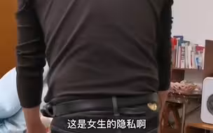 男子给未满月的女儿换尿不湿 让旁边的弟弟出去 一句话引人怒赞