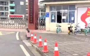 记者实探岷阳实验外国语学校，工作人员24小时轮流值班：雨夜再冷，大家也要一起努力扛过去！