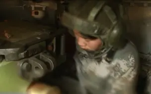 飒！实拍坦克女兵独立装填瞄准射击，实弹击中目标地动山摇！