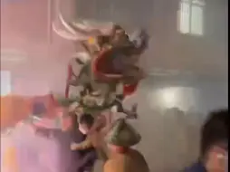 网传广西宾阳炮龙节期间一男子因动龙身被打 当地：已关注 正在处理