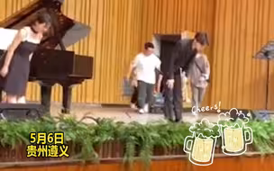 毕业典礼上男同学表演结束后，几位