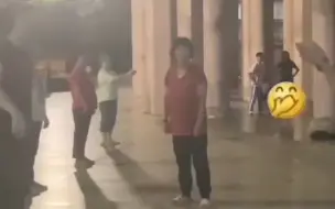 当滑板少年遇到广场舞大妈…少年现场演绎“退 退 退”  用“魔法”打败“魔法”～