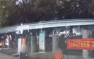 司机停车礼让反遭小男孩竖中指侮辱，对于孩子该如何引导他们行为文明礼貌呢？