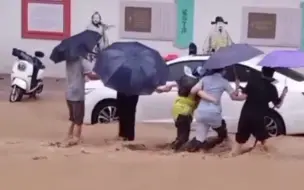 护士冒着暴雨来给患者买吃的，众人看到后筑成人墙，护送护士返回医院！