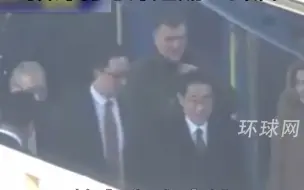 基辅火车站现场画面：岸田文雄从火车中走出，预计将与泽连斯基会谈