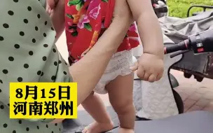 宝宝被奶奶放车后座休息，没想到温度太高，脚丫烫到“跳芭蕾”