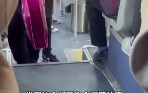 潍坊一老人在公交上故意对乘客使绊 ，工作人员猜测老人有精神问题！