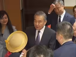 王毅在联大会场被多国代表热情围住