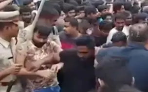 3万人抢3千张门票引发冲突 印度警察持棍棒殴打驱散群众