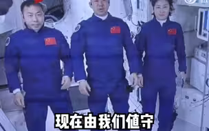 神舟十四号已顺利进驻天和一号核心舱。刘洋到达后刷起了手机。网友：像极了下班的我
