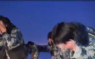 冰雪洗脸风采不减！实拍女飞行学员严寒天气下长白山腹地野外生存
